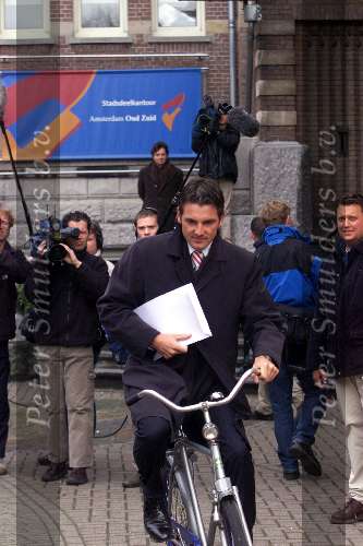 Amsterdam 18 april 2001
Prins Maurits gaat zijn dochtertje Anna aangeven bij de burgerlijke stand op de fiets