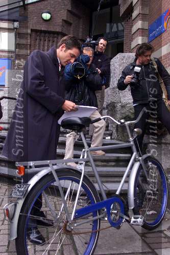 Amsterdam 18 april 2001
Prins Maurits gaat zijn dochtertje Anna aangeven bij de burgerlijke stand op de fiets