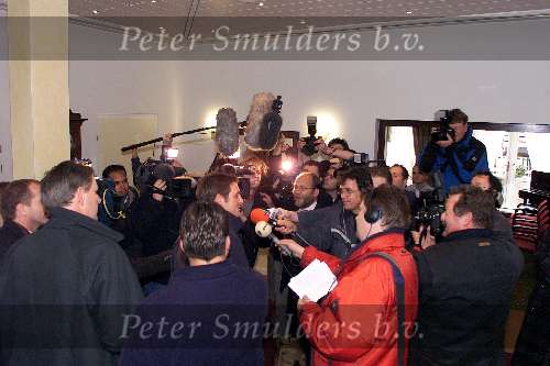 Amsterdam 18 april 2001
Prins Maurits gaat zijn dochtertje Anna aangeven bij de burgerlijke stand op de fiets pratend met de pers