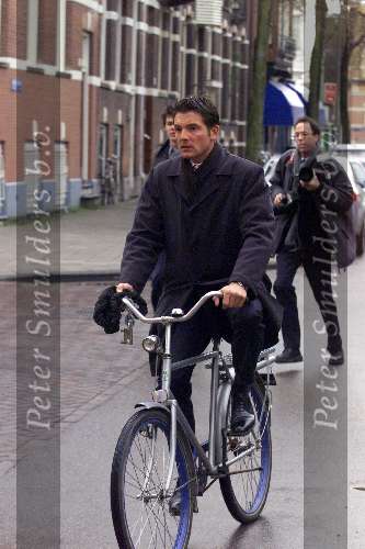 Amsterdam 18 april 2001
Prins Maurits gaat zijn dochtertje Anna aangeven bij de burgerlijke stand op de fiets