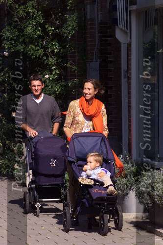 Amsterdam 24 september 2001
Prins Maurits wandelend achter de kinderwagen samen met zus van Prinses Marilene