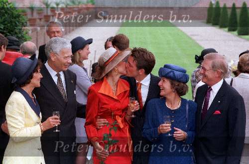 Apeldoorn 28 Mei 1998
Marilene v d Broek en Prins Maurits, Prinses Margriet en Pieter van Vollenhoven. Oud minister v d Broek met zijn vrouw