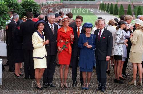 Apeldoorn 28 Mei 1998
Marilene v d Broek en Prins Maurits, Prinses Margriet en Pieter van Vollenhoven. Oud minister v d Broek met zijn vrouw