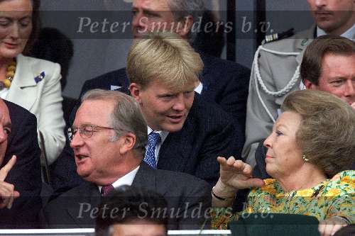 Rotterdam, 2 juli 2000   Euro 2000
Finale EK Tusen Frankrijk-Italie, eindstand 2-1 na verlenging.
Koningin Beatrix in gesprek met Prins Willem Alexander en Koning Albert van Belgie