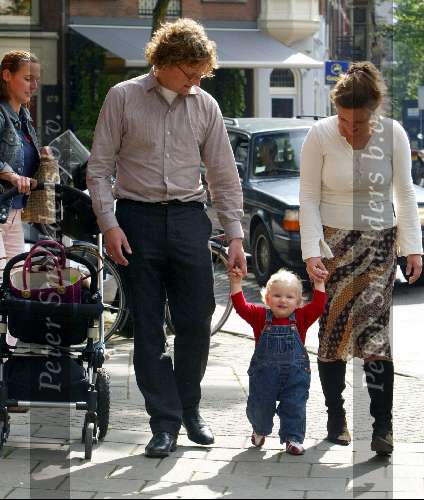 Amsterdam 3 juli 2003
Prins Bernhard jr Prinses Annette en hun dochterje Prinses Isabella met haar eerste stapjes
