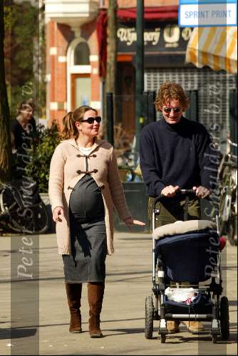 Amsterdam 7 april 2002
Prins Bernhard Jr en Prinses Annette Sekreve met dochter van Prins Maurits, Prinses Anna