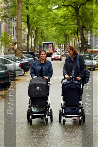 Amsterdam 11 juni 2002
Prinses Marilene met prinses Anna en Prinses Annette achter de kinderwagens