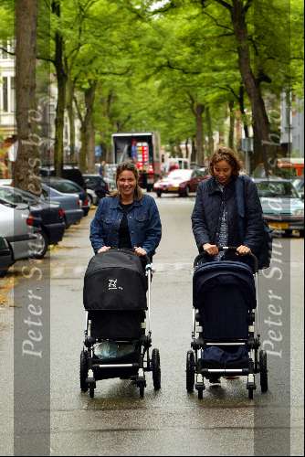 Amsterdam 11 juni 2002
Prinses Marilene met prinses Anna en Prinses Annette achter de kinderwagens