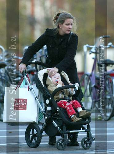 Amsterdam 23 oktob er 2003
Prinses Annette met dochter Prinses Isabelle