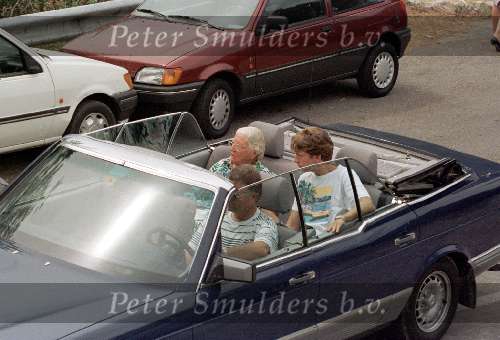 Prinses Juliana met Prins Floris in de Mercedes Cabriolet in Italie