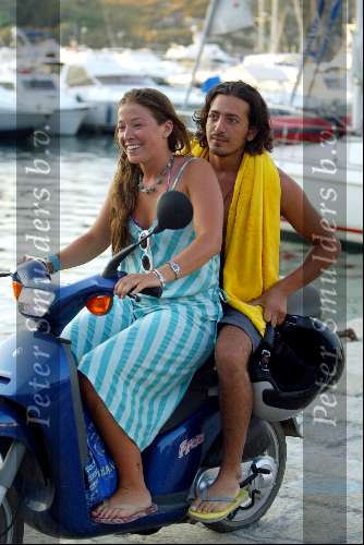 Porto Ercole 20 juli 2003
Prinses Juliana met haar vriend gimo (hij komt uit Libanon)
op de scooter