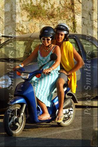 Porto Ercole 20 juli 2003
Prinses Juliana met haar vriend gimo (hij komt uit Libanon)
op de scooter