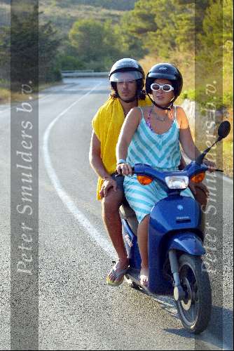 Porto Ercole 20 juli 2003
Prinses Juliana met haar vriend gimo (hij komt uit Libanon)
op de scooter