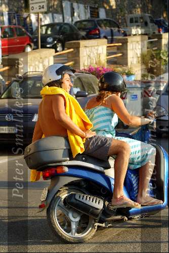 Porto Ercole 20 juli 2003
Prinses Juliana met haar vriend gimo (hij komt uit Libanon)
op de scooter