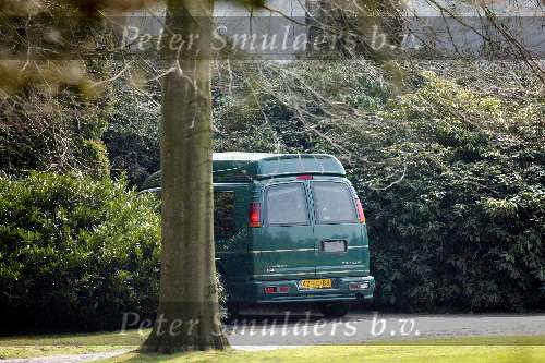 Soestdijk 23 april 2003
Koningin Beatrix op bezoek bij bij prins bernhard en prinses 
Prinses juliana in geblindeerde bus