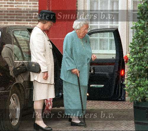 Apeldoorn 28 Mei 1998
Trouwen  Prins Maurits en Prinses Marilene
Prinses Juliana met krukken