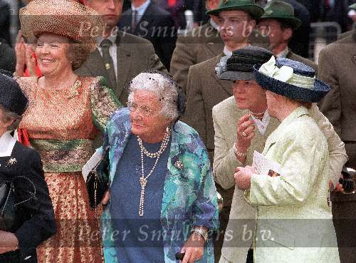 Den Haag 30 Mei 1998
Prinses Juliana met haar verzorgster en Koningin Beatrix
