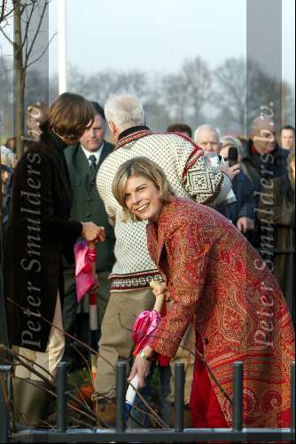 Mierlo 3 december 2002
Prinses Marilene met Lucas, Prinses Annette en Prinses Laurentien bij nationale boomplantdag in Mierlo