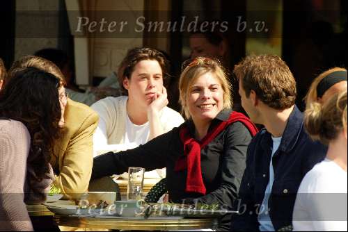 Amsterdam 7 april 2002
Prins Constantijn en Prinses Laurentien op terras met Trijntje Oosterhuis en vriend