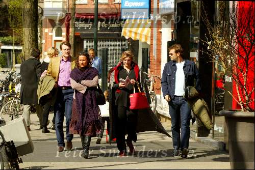 Amsterdam 7 april 2002
Prins Constantijn en Prinses Laurentien op terras met Trijntje Oosterhuis en vriend
