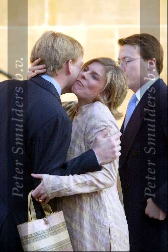 Amsterdam 9 december 2003
Uitreiking Prins Claus prijzen in paleis op de dam.Prinses Prinses Laurentien zwanger kust Prins Willem Alexander