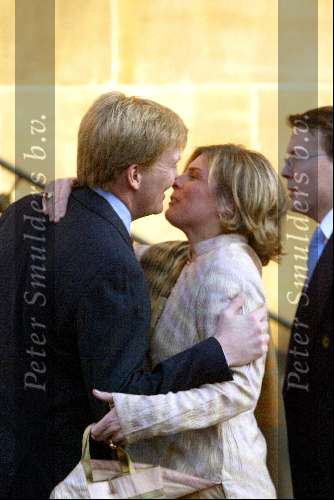 Amsterdam 9 december 2003
Uitreiking Prins Claus prijzen in paleis op de dam.Prinses Prinses Laurentien zwanger wordt gekust door Prins Willem Alexander