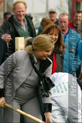 Hoofddorp 20 maart 2002
Prinses Laurentien bij de Nationale boomplantdag.
en Sandra Reemer