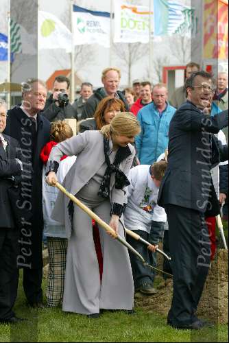 Hoofddorp 20 maart 2002
Prinses Laurentien bij de Nationale boomplantdag.
Verder Laurens Jan Brinkhorst