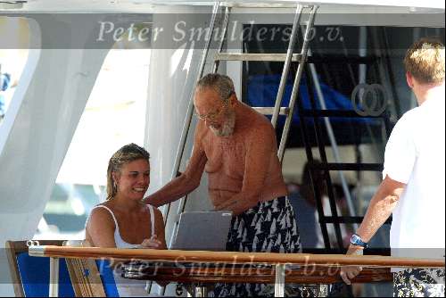 Porto Ercole 20 juli 2003
Prinses laurentien achter de laptop samen met Prins Bernhard op Jumbo VI