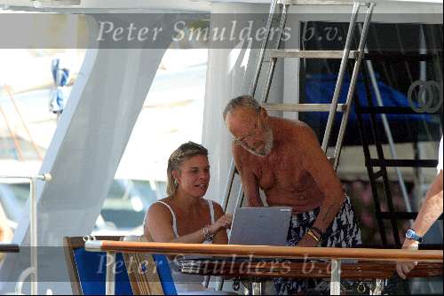 Porto Ercole 20 juli 2003
Prinses laurentien achter de laptop samen met Prins Bernhard op Jumbo VI