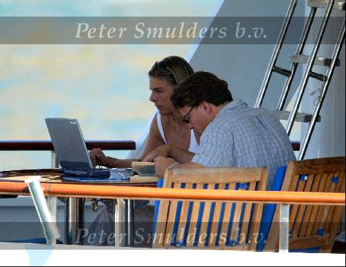Porto Ercole 20 juli 2003
Prinses laurentien achter de laptop samen met Prins Constatijn op Jumbo VI