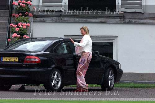 Soestdijk 29 juni 2001
Prins Bernhard viert zijn 90e verjaardag.
Prinses Laurentien met hun Volvo c70