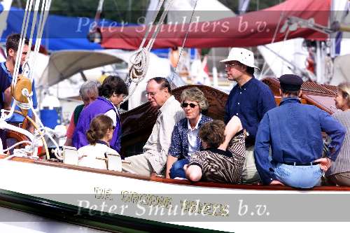 Muiden 04-07-1999
Koningin Beatrix varen op de groene drack met Prins Claus
Prinses MargrietPrinses Marilene.
Prinses Margriet (met zonnebril)
