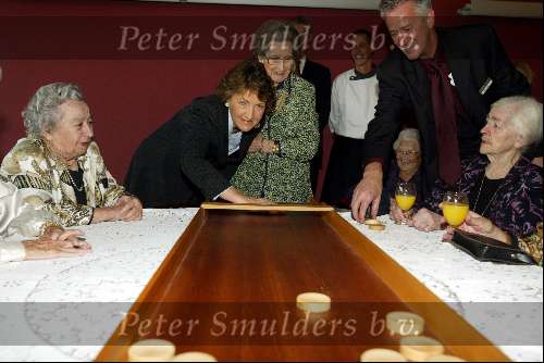 Amsterdam 18 november 2002
Prinses Margriet opent bejaardentehuis in Amsterdam.
Sjoelen