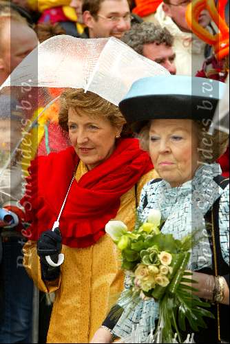 Meppel 30 april 2002
Koninginnedag 2002 Koningin Beatrix en Prinses Margriet onder de paraplu