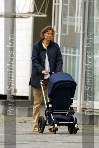 Amsterdam 3 juli 2002
Prinses Marilene in gedachten achter de kinderwagen