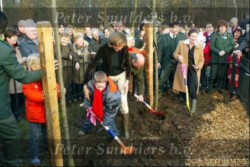 Mierlo 3 december 2002
Prinses Marilene met Lucas, Prinses Annette en Prinses Laurentien, Frank Houben  bij nationale boomplantdag in Mierlo