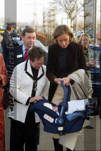 Mierlo 3 december 2002
Prinses Marilene met Lucas, Prinses Annette en Prinses Laurentien bij nationale boomplantdag in Mierlo