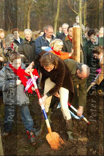 Mierlo 3 december 2002
Prinses Marilene met Lucas, Prinses Annette en Prinses Laurentien, Frank Houben en Cas Spijkers met kleinkind bij nationale boomplantdag in Mierlo