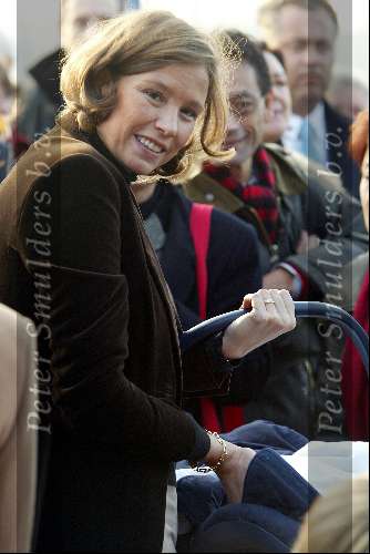 Mierlo 3 december 2002
Prinses Marilene met Lucas, Prinses Annette en Prinses Laurentien, Frank Houben en Cas Spijkers met kleinkind bij nationale boomplantdag in Mierlo