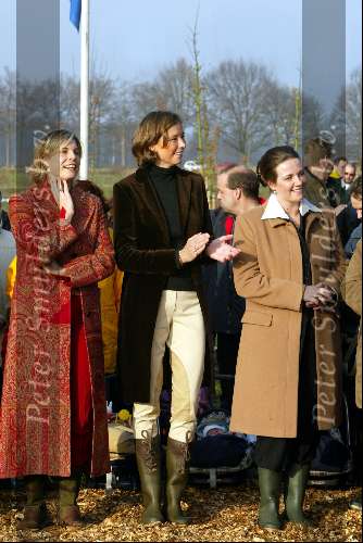 Mierlo 3 december 2002
Prinses Marilene met Lucas, Prinses Annette en Prinses Laurentien, Frank Houben en Cas Spijkers met kleinkind bij nationale boomplantdag in Mierlo