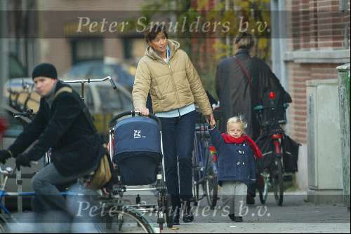 Amsterdam 7 november 2003
Prinses Marilene en Prinses Anna lopen naar school met kinderwagen met Prins Lucas