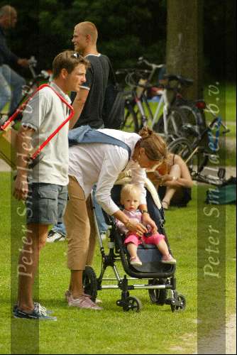 Amsterdam 17 juli 2002
Prinses Marilene en Prins Maurits met Prinses Anna wandelend in Vondelpark