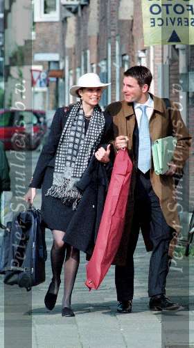 Prinses Marilene en Prins Maurits wandelend door Amsterdam
17 APRIL 1999