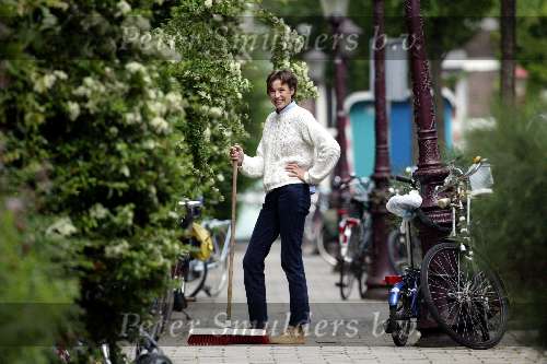 Amsterdam 23 mei 2003
Prinses Marilene is de stoep aan het vegen