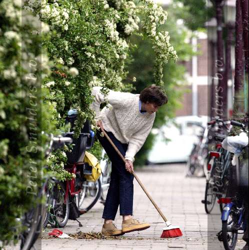 Amsterdam 23 mei 2003
Prinses Marilene is de stoep aan het vegen