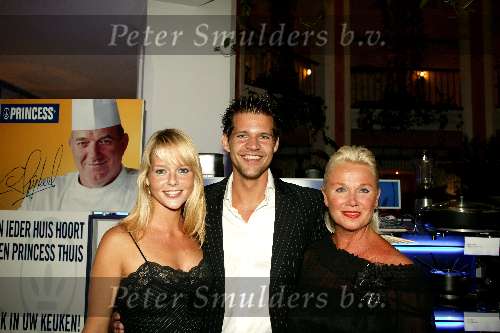 Marbella  14 juni 2003
Princess in marbella
chantal janzen rene v kooten en loekie knol