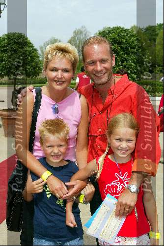 Kaatsheuvel 22 juni 2003
Opening nieuwe show in de efteling
Ron Boszhard met gezin