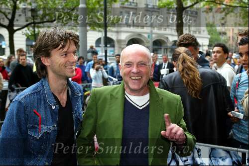 Amsterdam 18 juni 2003
premiere 2 fast 2 furious in city theater
Serge Henri Valcke met een vriend
