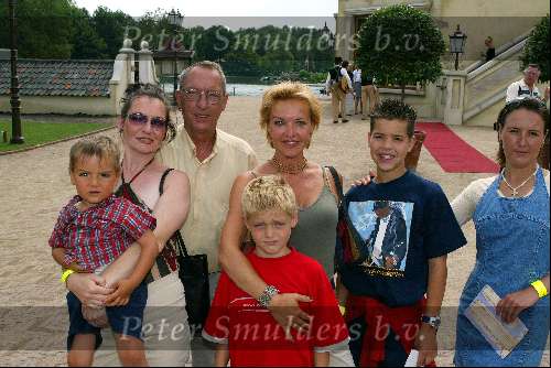 Kaataheuvel 22 juni 2003

Opening nieuwe show in de efteling
mariska v kolck met vader en zoontje

Peter Smulders bv